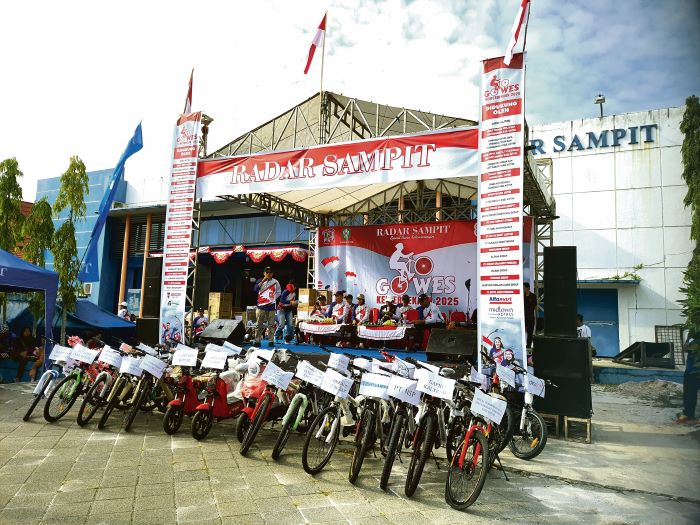 SOSIALISASI: Kepala Disdik Kotim Muhammad Irfansyah saat menyampaikan sosialisasi hidup sehat dengan menggunakan sepeda ke sekolah pada kegiatan Gowes Kemerdekaan Radar Sampit 2025, Minggu (24/8/2025)