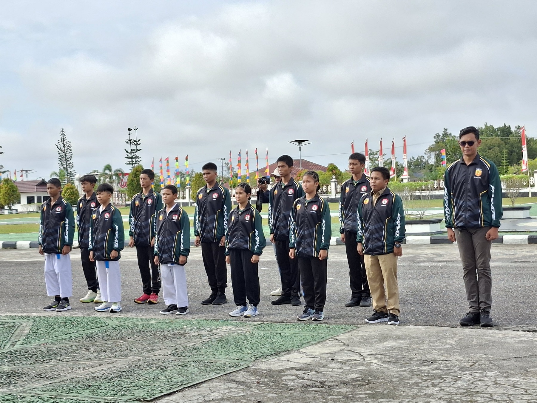 Para atlet karateka pelajar Kabupaten Gumas yang akan mengikuti Kejuaraan International Carate Championship Yogyakarta Open Turnamen V 2025, sebelum berangkat, Senin (25/8).