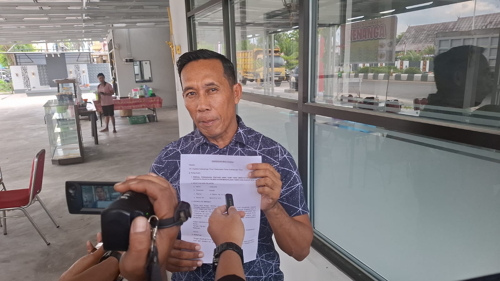 Keluarga Bripda MF menunjukan bukti pengaduan masyarakat terkait hilangnya anak mereka. (Rado/Radar Sampit))