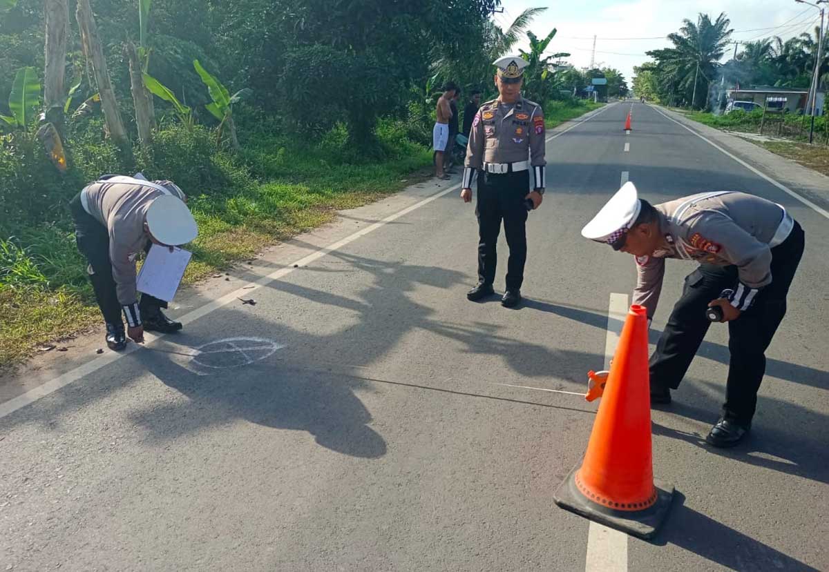 OLAH TKP: Petugas Polantas saat olah TKP kecelakaan maut di Jalan HM Arsyad, Kotim, beberapa waktu lalu.