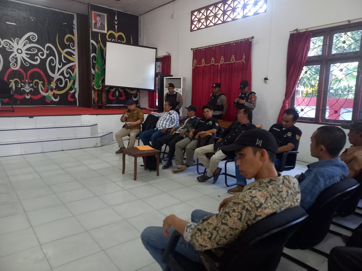 Pengurus Koperasi Sejahtera Bersama, bersama panesehat hukumnya saat menyampaikan persoalan tertahannya dana plasma koperasi di Bank Mandiri Cabang Seruyan, (25/8).