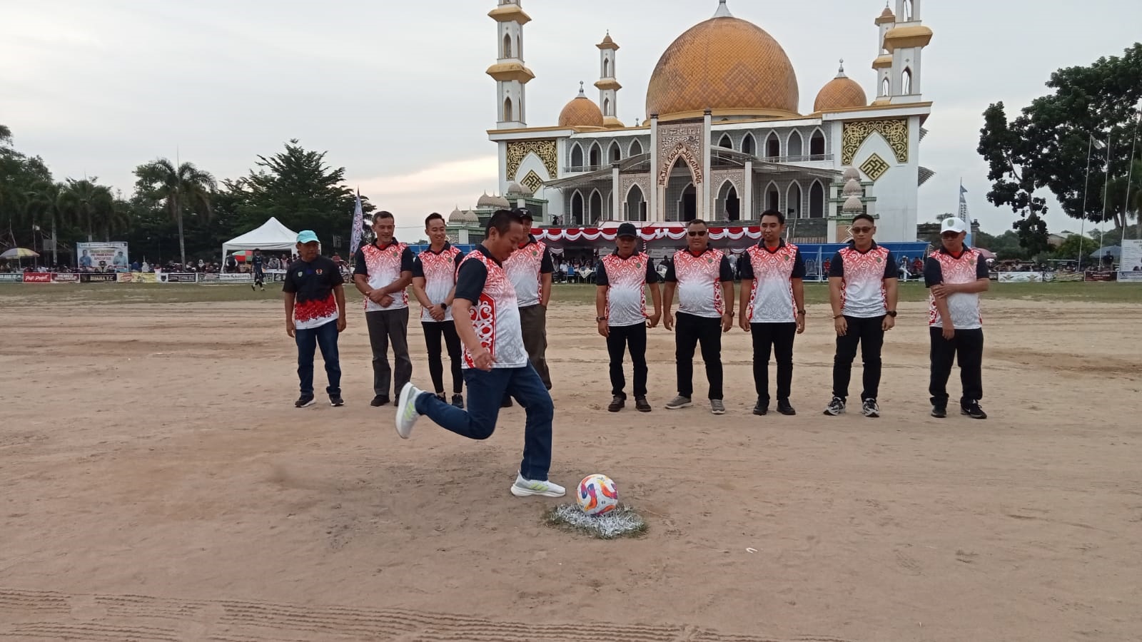 Bupati Sukamara Masduki saat melakukan tendangan pertama tanda dimulainya turnamen Bupati Cup 2025.