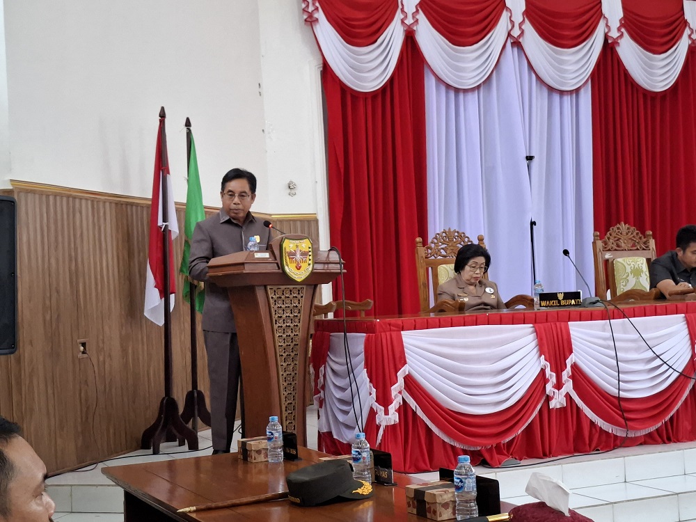 : Juru Bicara Fraksi Partai Golkar DPRD Kabupaten Gumas Herbert Y Asin menyampaikan pandangan umum atas pidato pengantar Bupati terhadap Raperda tentang Perubahan APBD 2025