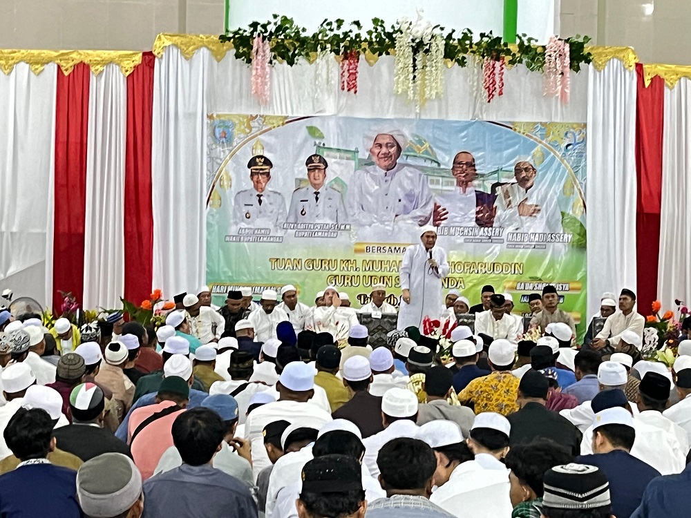Tuan Guru KH. Muhammad Zhofaruddin (Guru Udin) didampingi Bupati Lamandau Rizky Aditya Putra mengisi acara tabligh akbar di Masjid Baiturrahman Jalan Batu Batanggui, Kecamatan Bulik, Lamandau