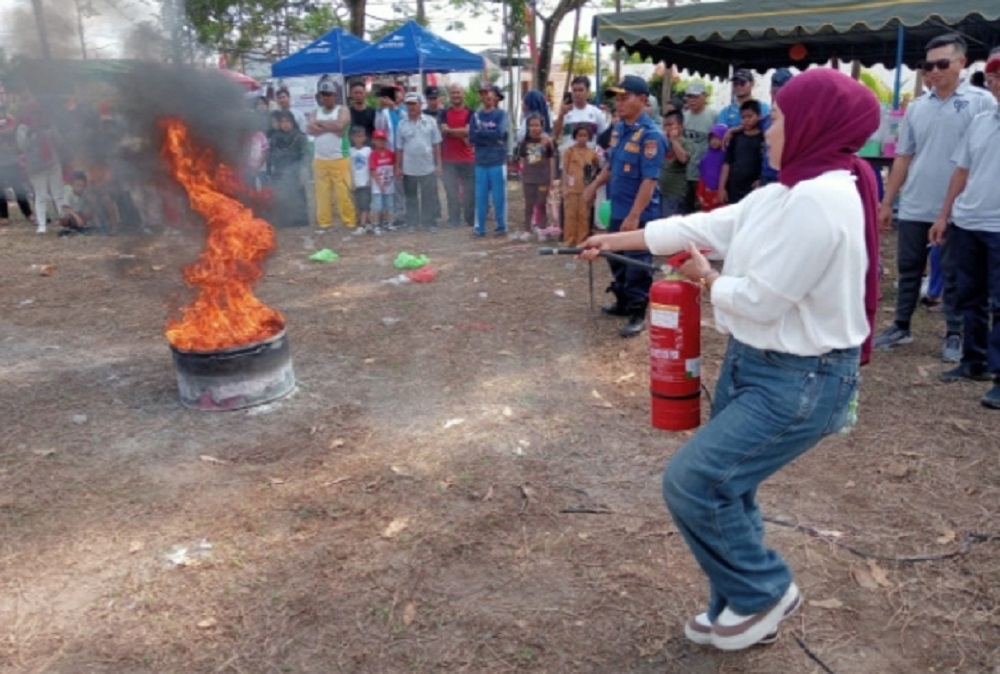 Praktik penanganan kebakaran oleh perempuan Desa Pasir Panjang, Kecamatan Arut Selatan, Kabupaten Kotawaringin Barat, Minggu (24/8).
