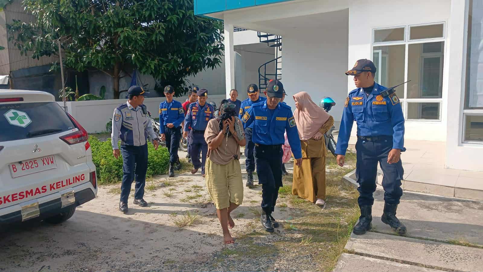 Tim Rescue Damkar Palangka Raya bersama tim gabungan saat evakuasi seorang wanita diduga ODGJ  di lingkungan Puskesmas Pahandut, (27/8).
