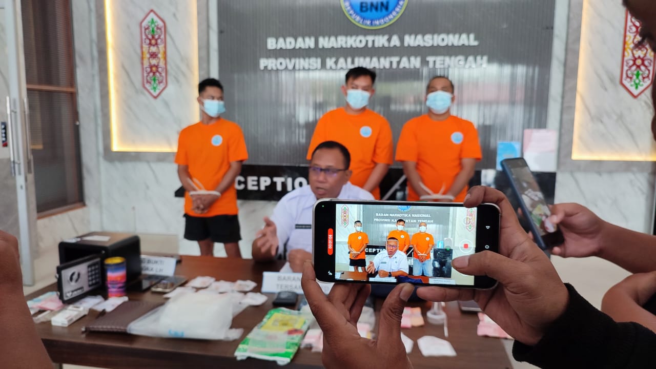 Ditangkap: tiga pelaku berhasil ditangkap BNNP Kalteng di daerah gunung mas.&nbsp;(Dodi/Radar Sampit)
