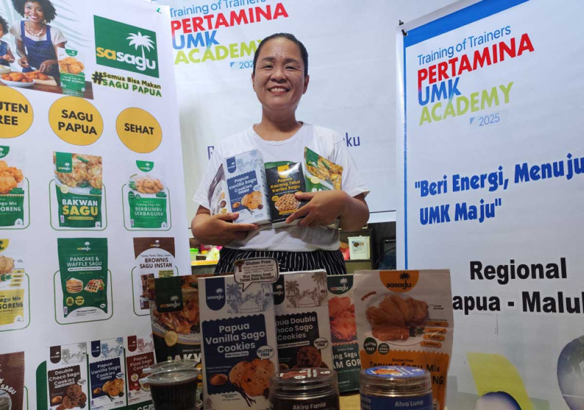 HASIL INOVASI: Pendiri Sasagu Herlinda Sinaga bersama produk yang dihasilkannya.