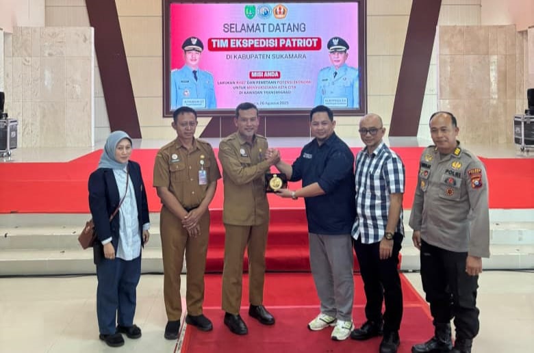 Penjabat (Pj) Sekda Sukamara Sunardi dan pihak terkait saat menyambut tim ekspedisi patriot.