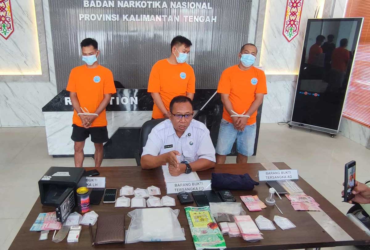 JARINGAN KAKAP: BNNP Kalteng saat menggelar rilis penangkapan tiga pelaku peredaran narkoba jaringan kakap di wilayah Kabupaten Gunung Mas, Rabu (27/8).
