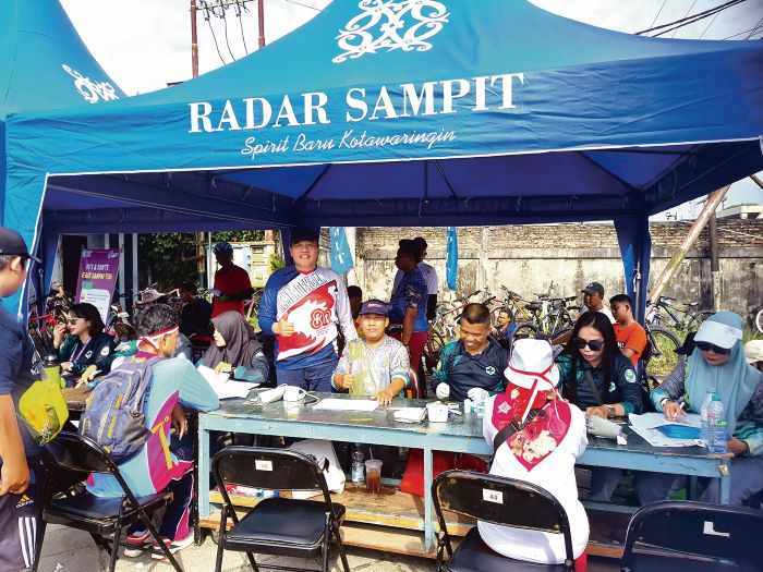 CEK KESEHATAN: Layanan cek kesehatan gratis oleh Dinkes Kotim di halaman Kantor Radar Sampit, belum lama tadi. HENY/RADAR SAMPIT