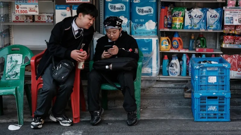 Penggunaan smartphone di kalangan pelajar di Korea Selatan. (BBC)
