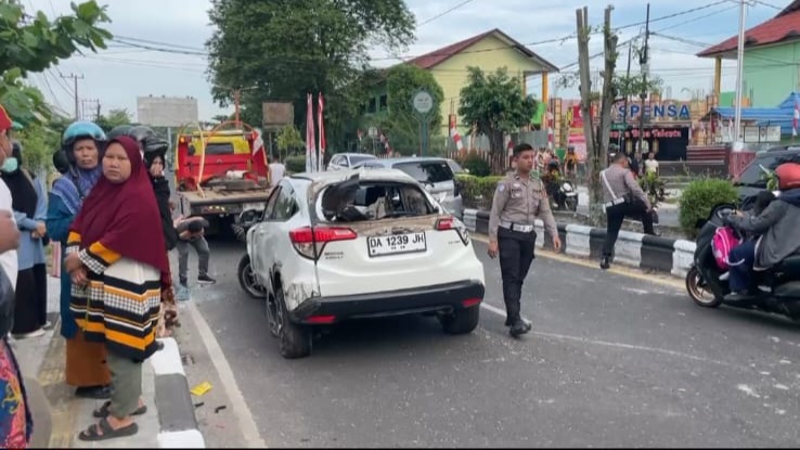 RUSAK PARAH: Sebuah mobil jenis HR-V rusak berat usai menabrak pembatas jalan, Jalan A Yani, Kecamatan MB Ketapang, Sampit, Kamis (28/8). Fajar/Radar Sampit