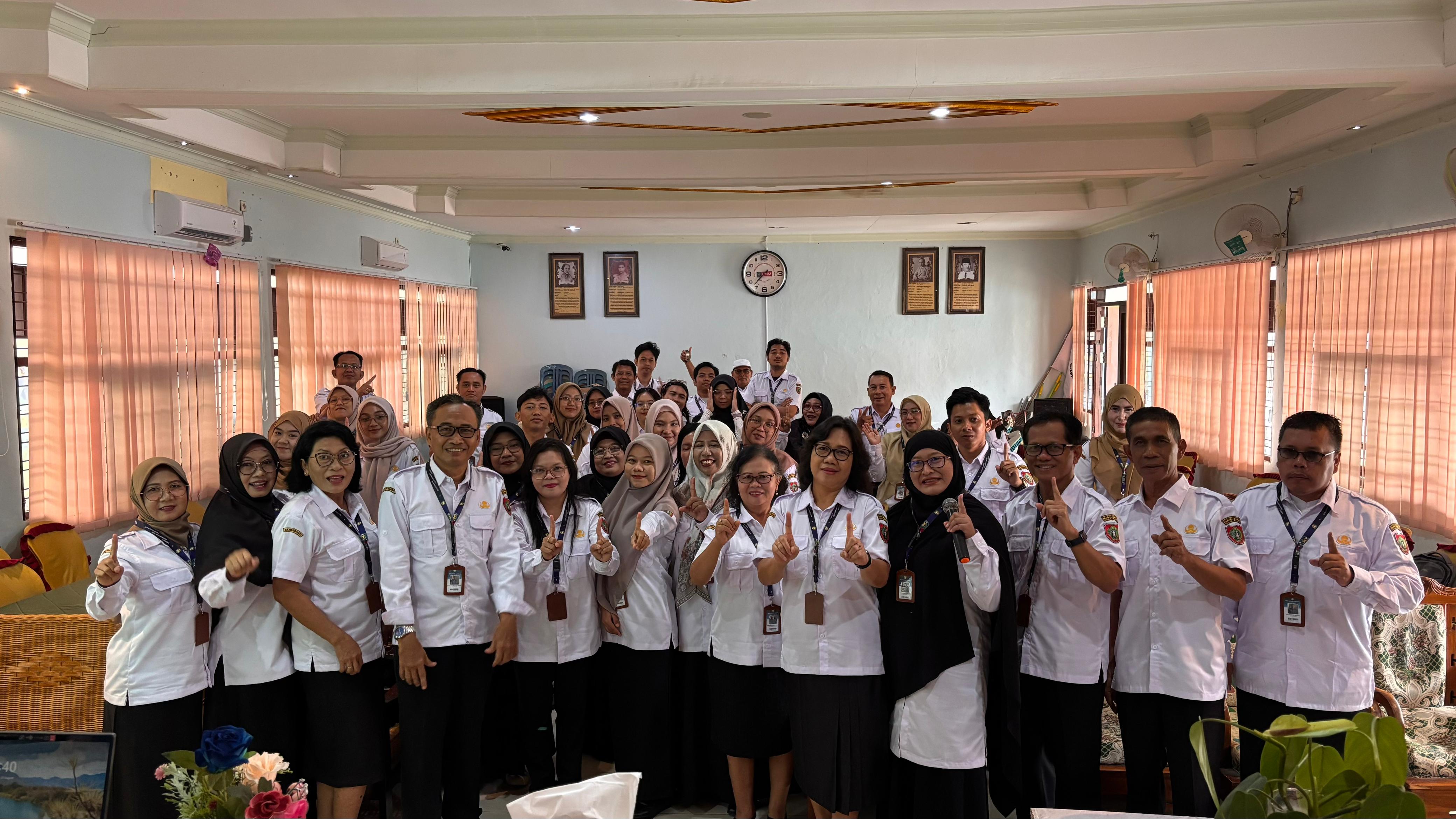PELATIHAN : Pelatihan Pembelajaran Mendalam yang diikuti puluhan guru di Aula SMAN 1 Sampit, Rabu (27/8). (SMAN 1 Sampit)