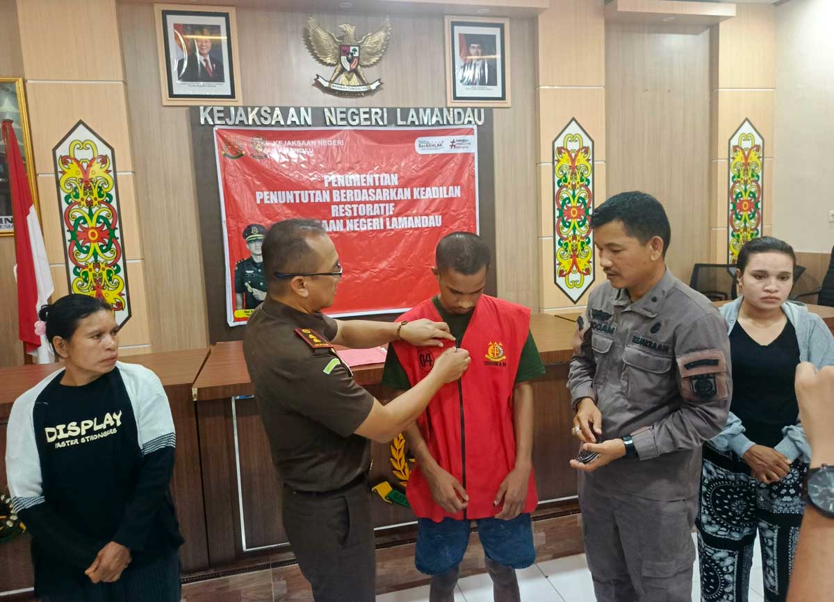DIBEBASKAN: Kejari Lamandau membebaskan tersangka kasus penganiayaan terhadap anak melalui proses keadilan restoratif.