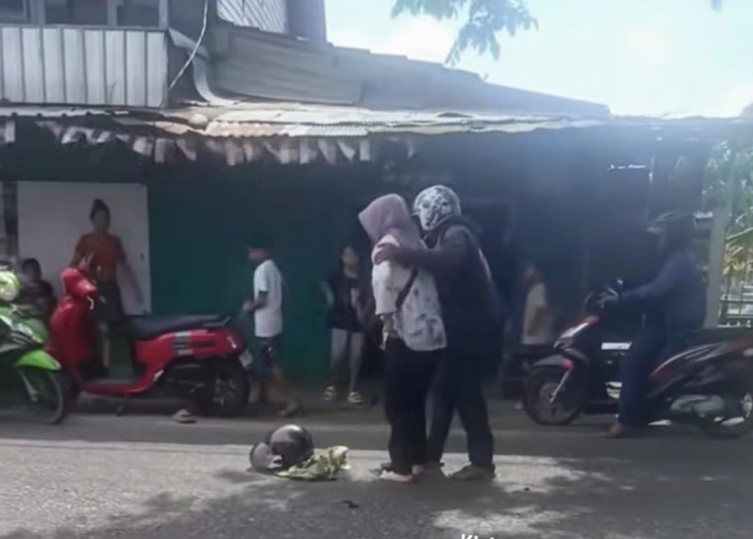 Pengendara sepeda motor terjatuh akibat menghindari sepeda listrik yang dikendarai anak-anak di Jalan Usman Harun, Kecamatan Baamang, Rabu (27/8/2025)