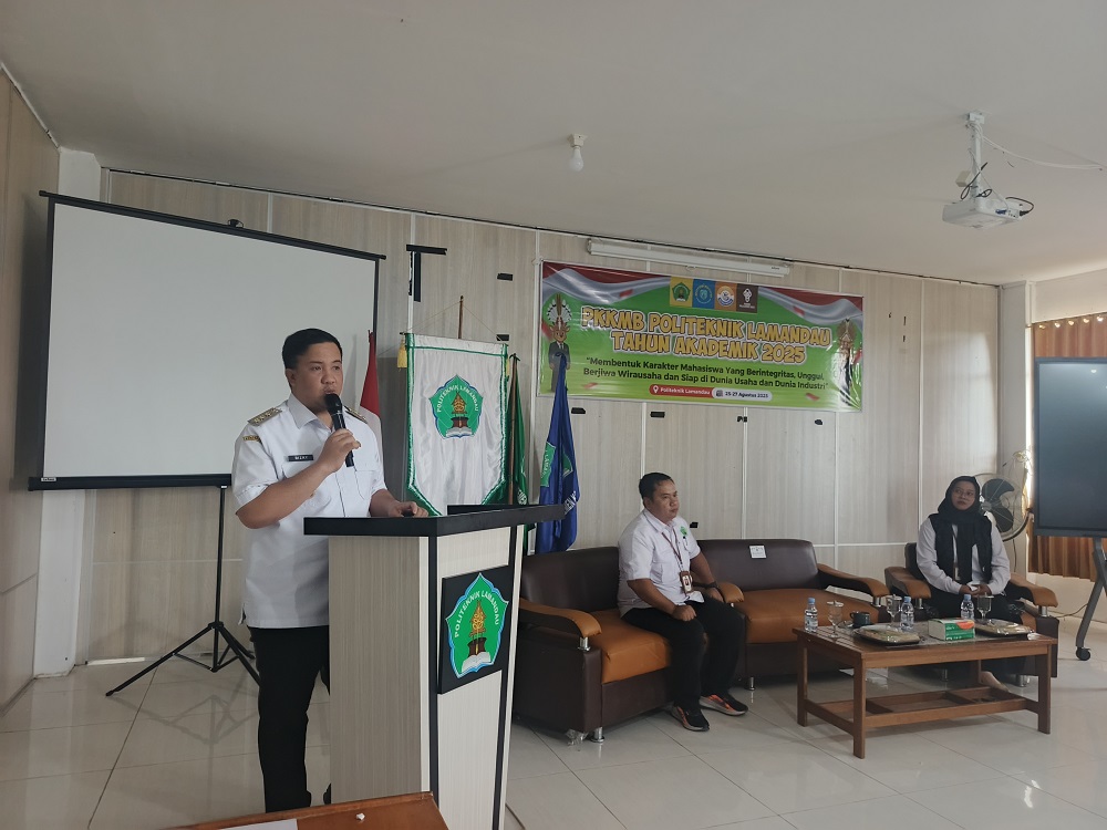 Bupati Lamandau Rizky Aditya Putra  menghadiri kegiatan Pengenalan Kehidupan Kampus bagi Mahasiswa Baru (PKKMB) tahun 2025 di Politeknik Lamandau.