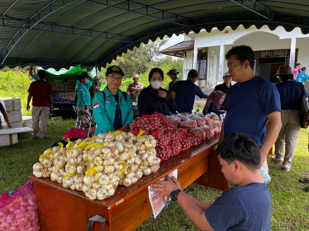 Pasar penyeimbang yang digelar di beberapa lokasi berhasil menurunkan harga bawang di pasaran