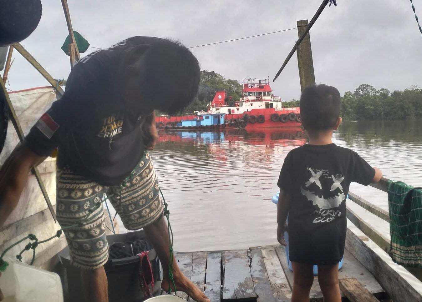 Tugboat tempat ABK yang terjun dan dinyatakan hilang, berada di Sungai Mentaya, di Desa Luwuk Bunter, Kecamatan Cempaga, Kabupaten Kotawaringin Timur. (Facebook: Siti Mariyam)