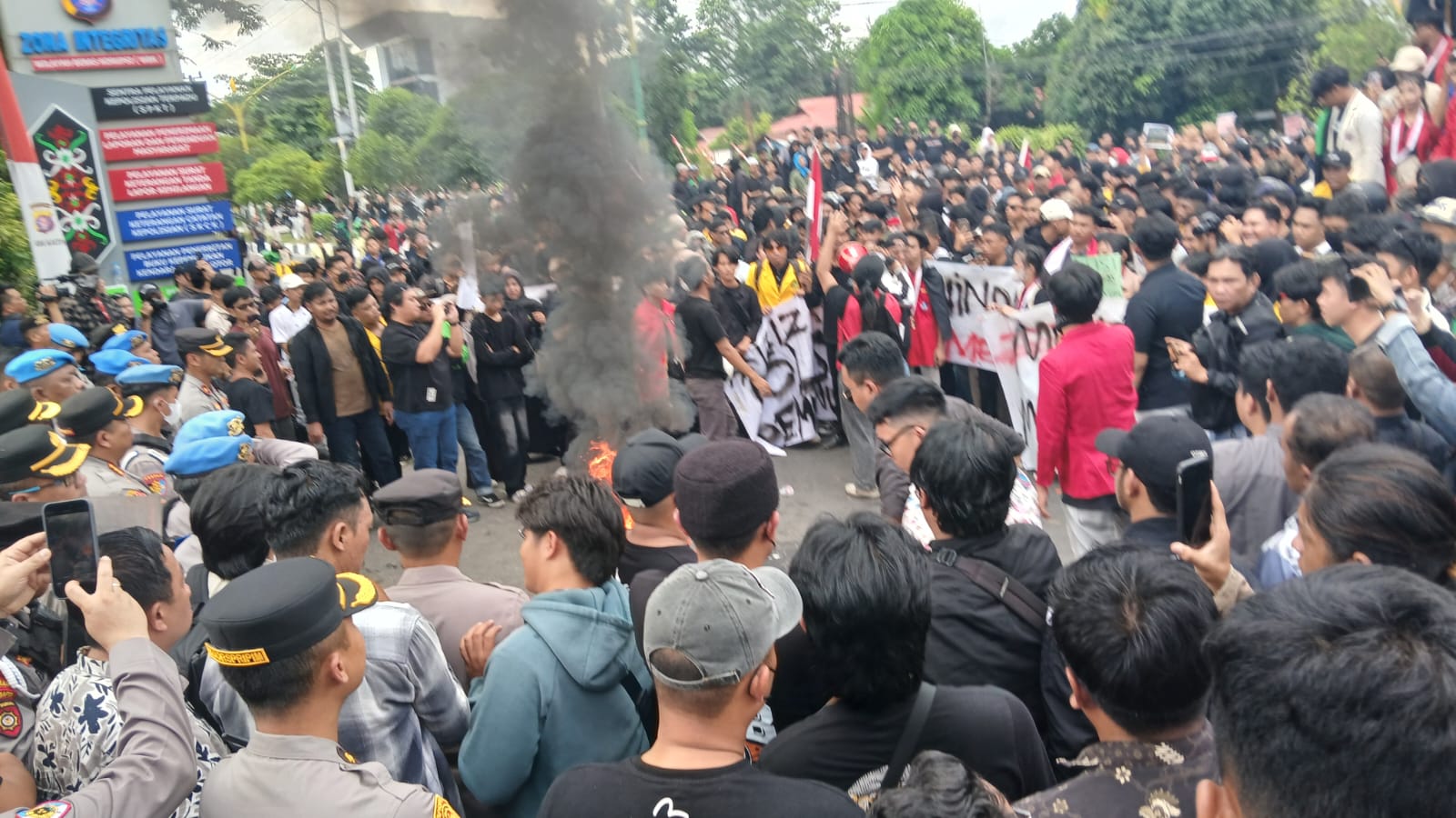 Mahasiswa dan komunitas Ojol di Palangka Raya menggelar aksi atas tragedi tewasnya Ojol saat demo di Jakarta. (Istimewa)