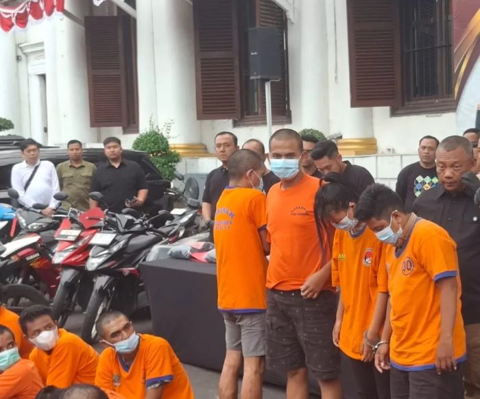 DIAMANKAN: Tiga tersangka curi motor di kedai mie Jalan Kenjeran, Surabaya. Dua diantaranya pasangan lesbi. (MAHRUS/RADAR SURABAYA) (MAHRUS/RADAR SURABAYA)