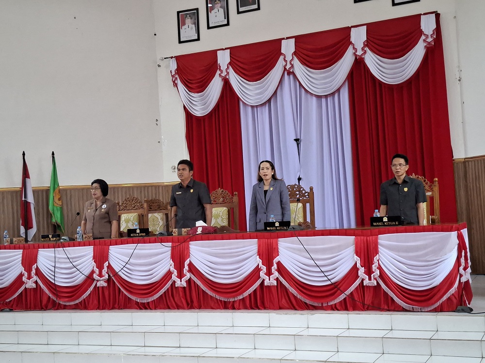Ketua DPRD Kabupaten Gumas Binartha (dua dari kiri) ketika memimpin rapat paripurna DPRD setempat, Senin (25/8).