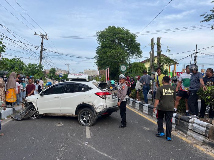CELAKA : Polantas Polres Kotim saat evakuasi mobil yang mengalami kecelakaan tunggal di Jalan A Yani, Sampit, Kamis (29/8/2025) pagi. FOTO: SATLANTAS POLRES KOTIM/RADAR SAMPIT
