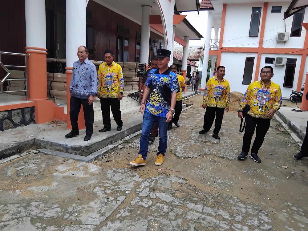 Bupati Gumas Jaya Samaya Monong bersama kepala perangkat daerah terkait meninjau lokasi sekolah rakyat rintisan, di Taman Kota Kuala Kurun, pekan lalu.