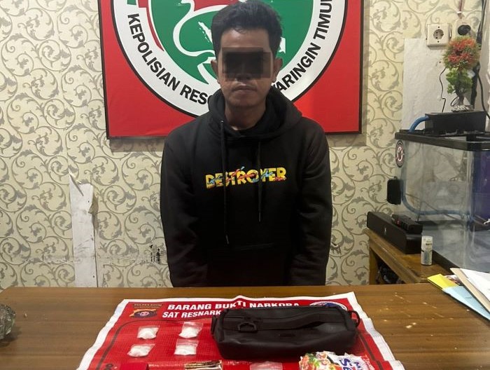 TANGKAP : Pelaku RS (35) beserta barang bukti narkoba diamankan di Mapolres Kotim. FOTO: POLRES KOTIM/RADAR SAMPIT