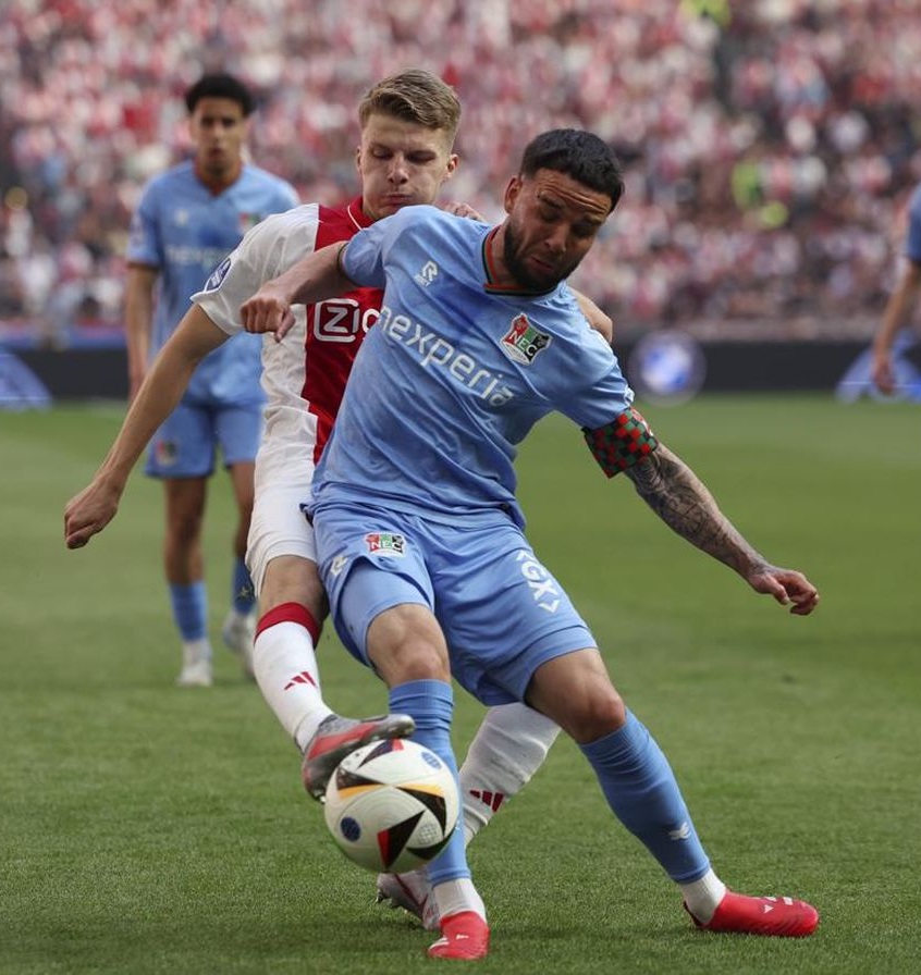 Kapten NEC Nijmegen Calvin Verdonk yang juga bek timnas Indonesia saat melawan Ajax Amsterdam di Eredivisie (liga utama Belanda)
