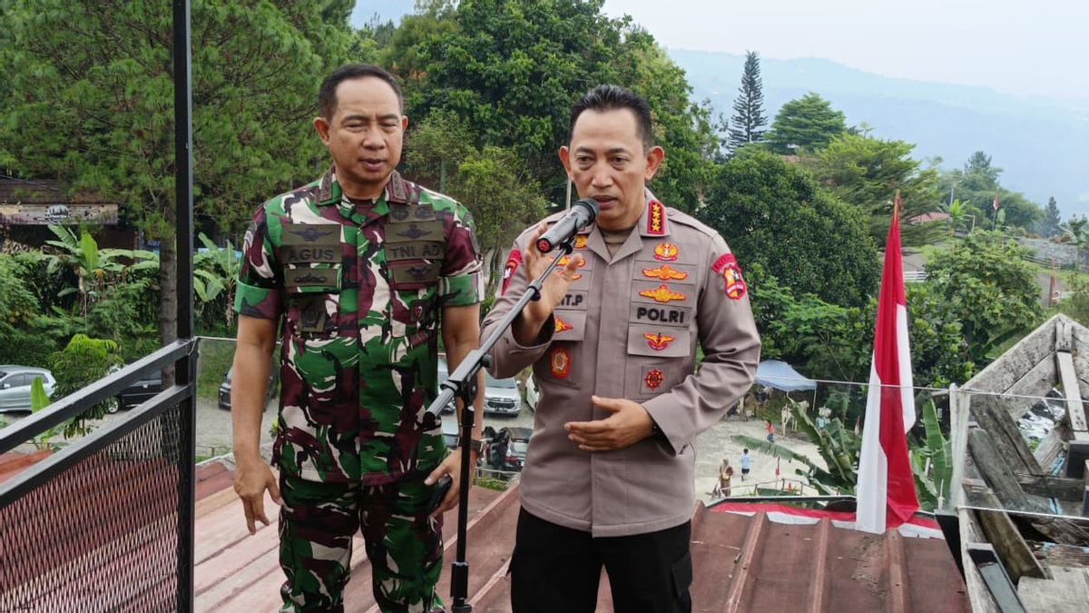 Kapolri Listyo Sigit Prabowo (kanan) dan Panglima TNI Agus Subianto saat memberikan keterangan., Sabtu (30/8).