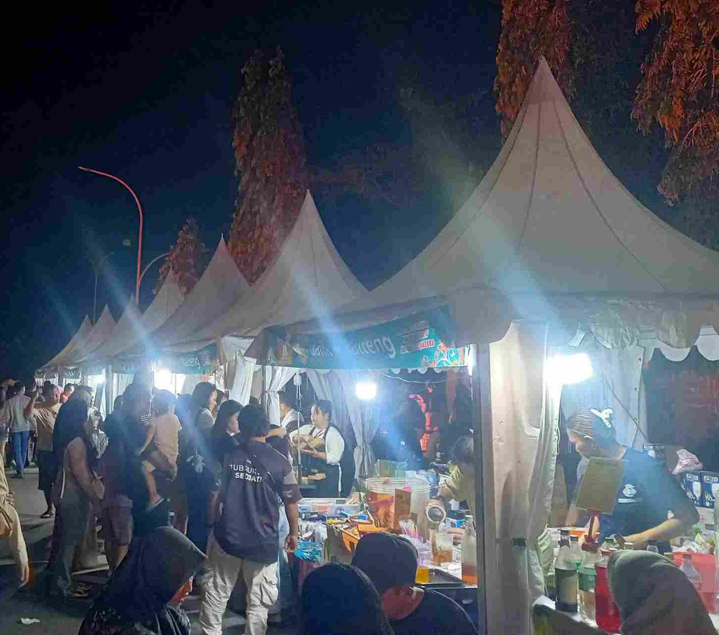 Suasana Car Free Night atau Betang Night di kawasan Bundaran Besar Palangka Raya, yang menyediakan tempat bagi UMKM .