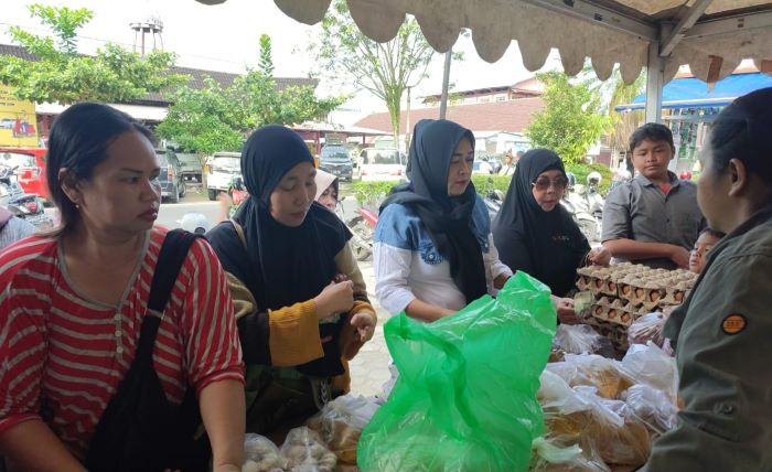 PANGAN MURAH : Gerakan Pangan Murah yang diadakan Dinas Pertanian dan Ketahanan Pangan Kotim di Taman Kota Sampit dan juga digelar serentak di seluruh kecamatan, Sabtu (30/8/2025). FOTO : HENY