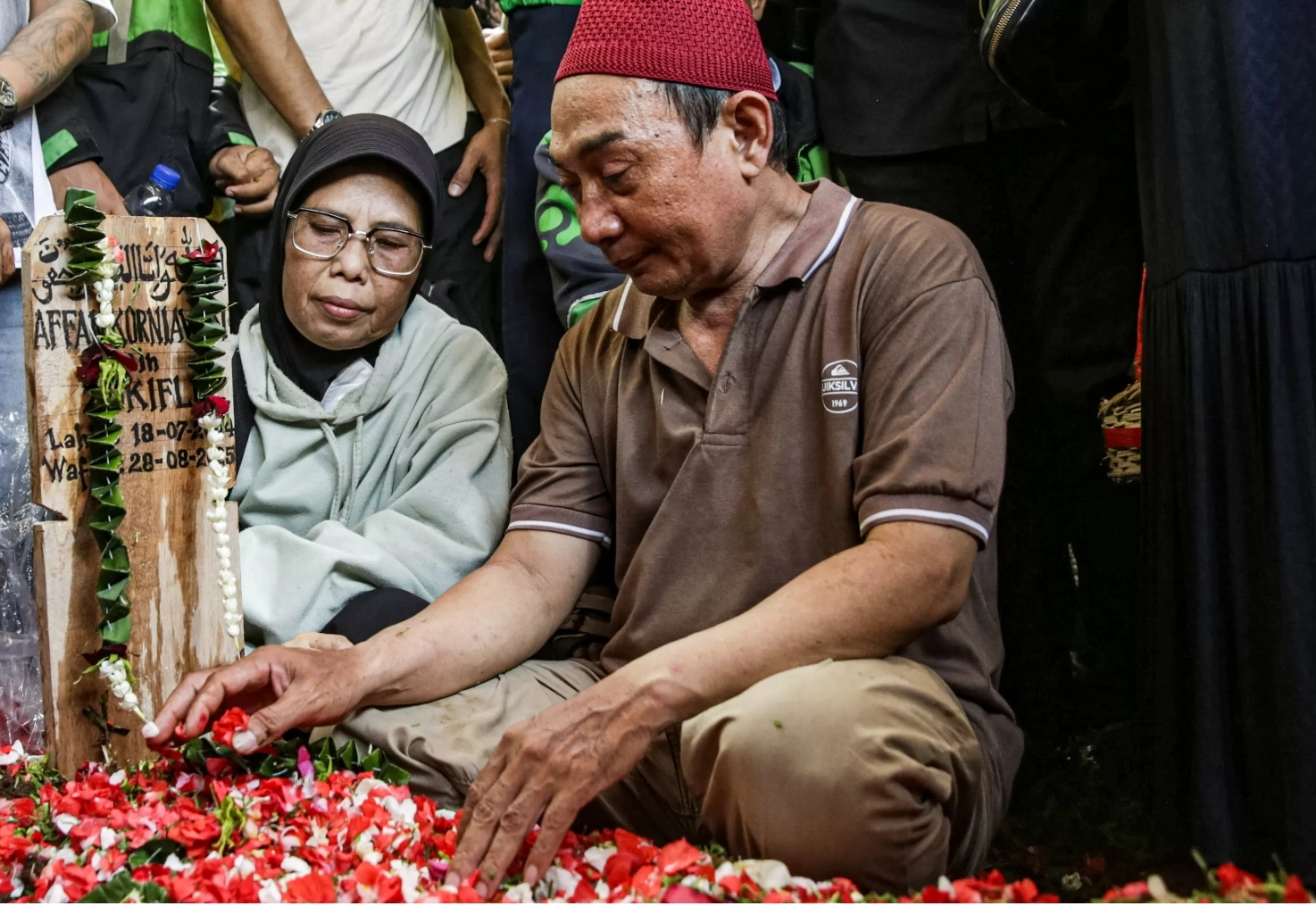 Keluarga pengemudi ojek online Affan Kurniawan menaburkan bunga di TPU Karet Bivak di Jakarta, Jumat (29/8/2025). (Salman Toyibi/Jawa Pos)