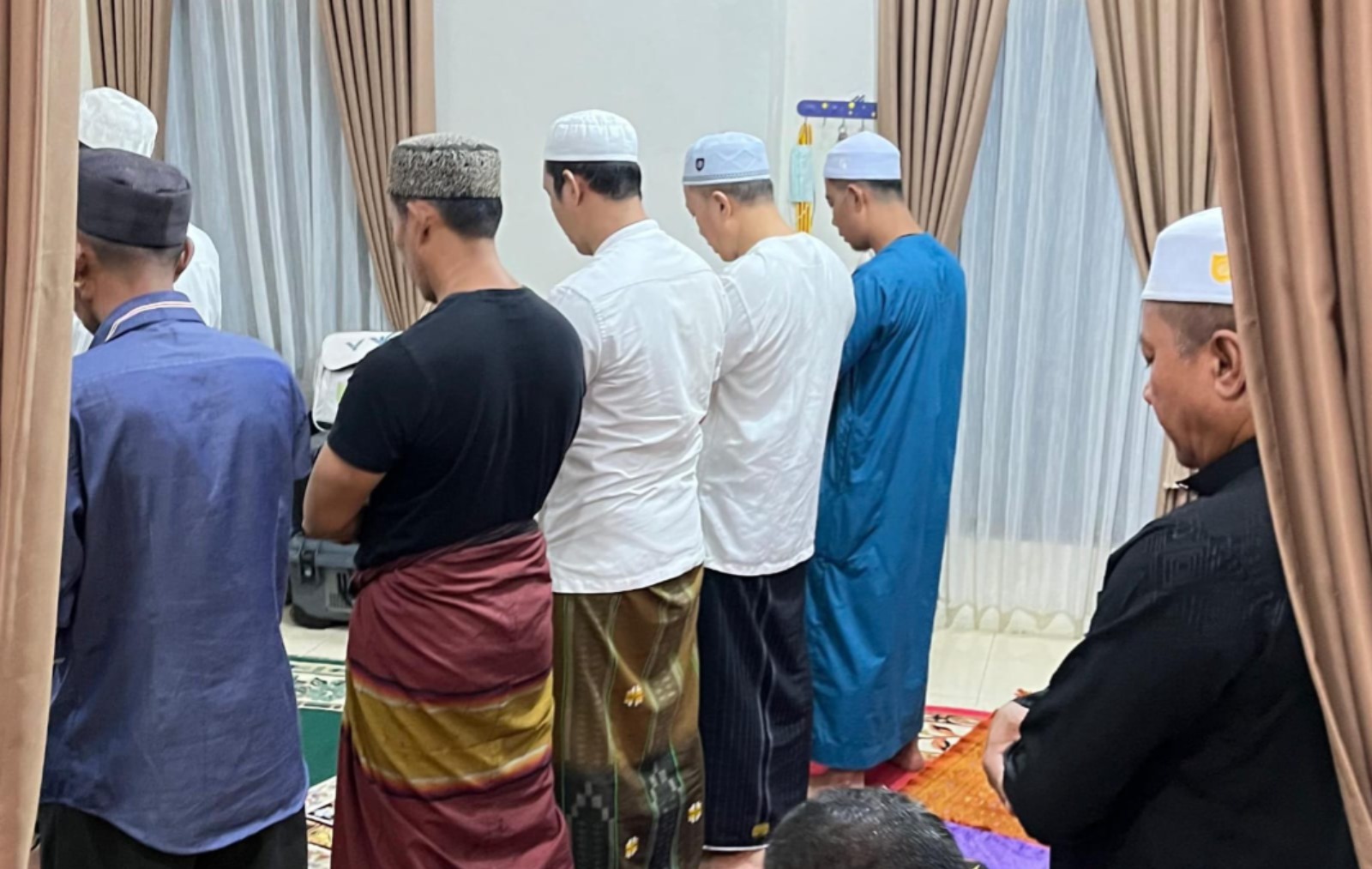 Salat hajat yang digelar keluarga untuk mendoakan Bripda Muhammad Fadel yang hingga kini belum diketahui keberadaannya. (Keluarga Bripda Muhammad Fadel)