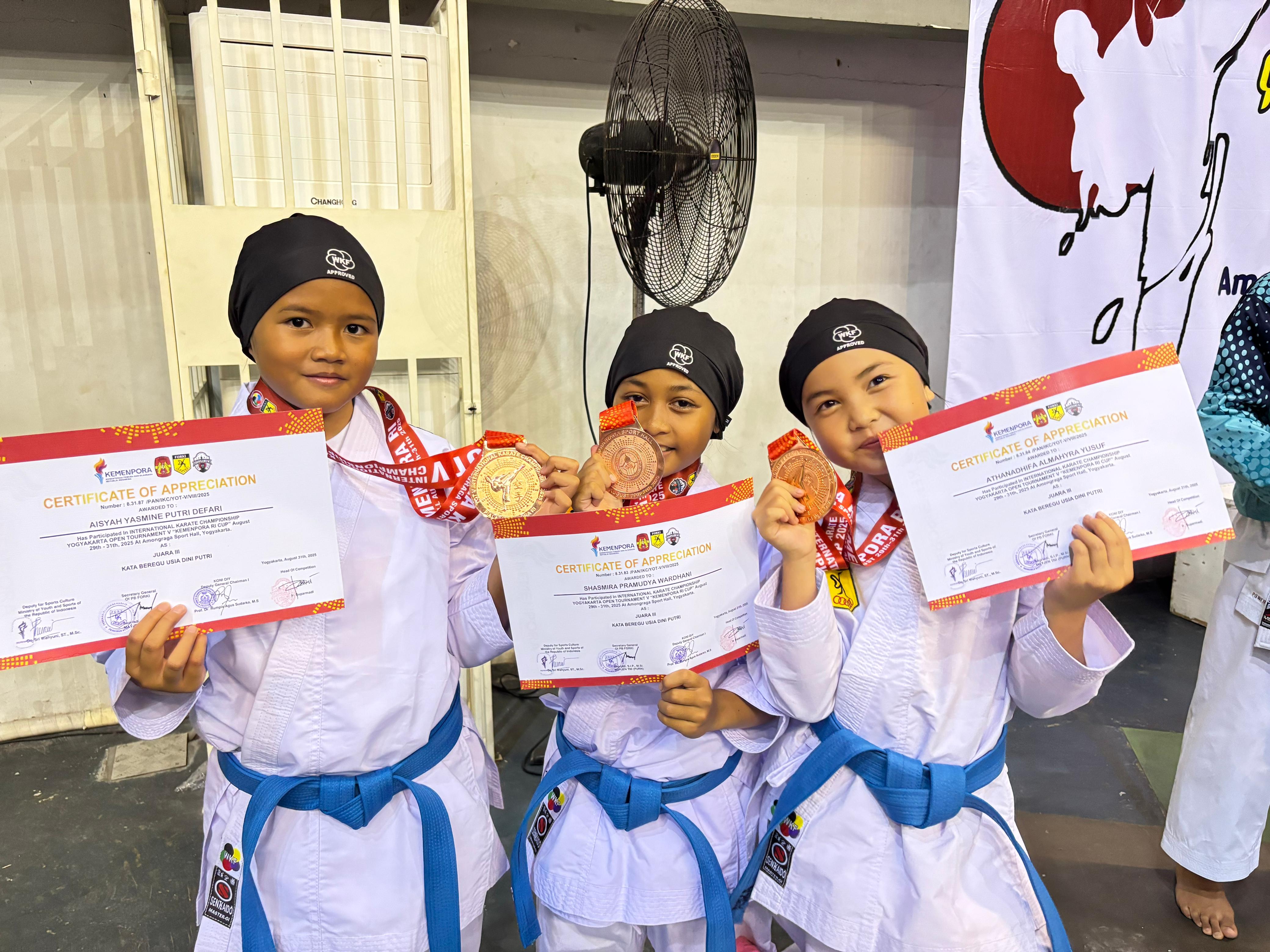 Karateka cilik asal Kabupaten Kotawaringin Barat (Kobar), Aisya Yasmine Putri Defari (kiri) bersama rekannya usai pertandingan. (istimewa)