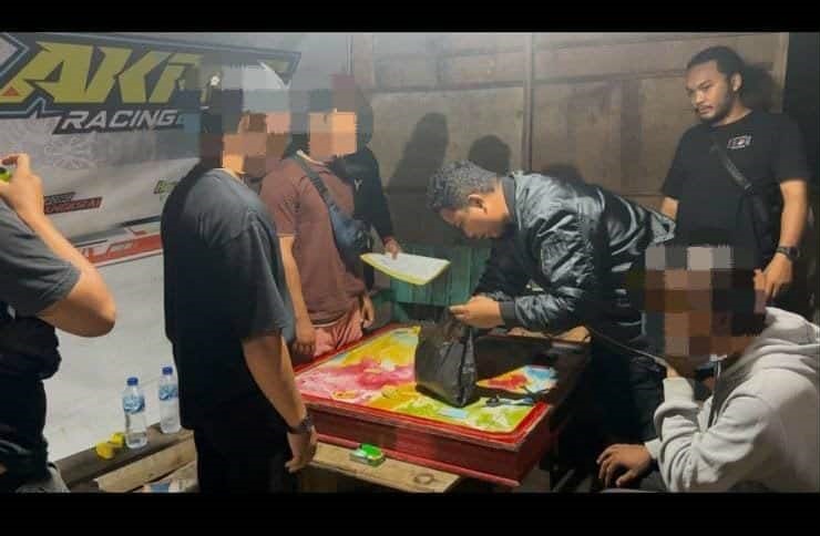 Penggerebekan praktik perjudian yang melibatkan empat orang, oleh jajaran Satreskrim Polresta Palangka Raya di kawasan Kelurahan Kereng Bangkirai, Kecamatan Sebangau
