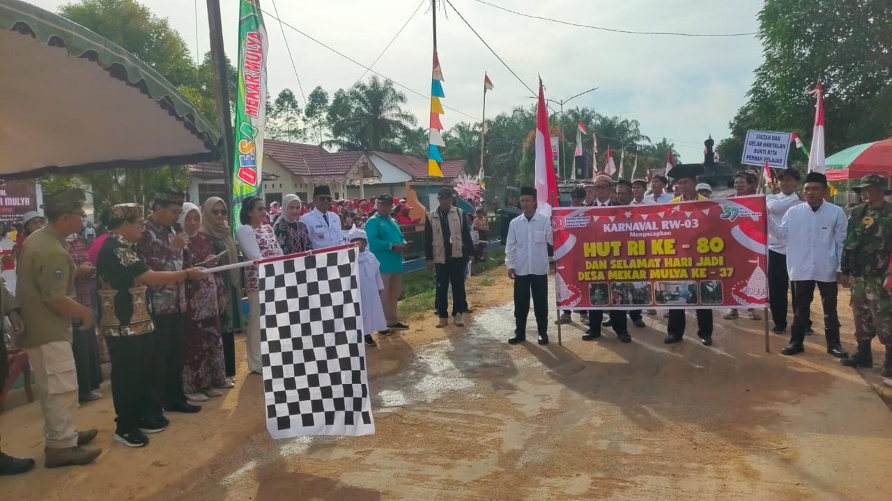 Wakil Bupati Lamandau Abdul Hamid melepas peserta karnaval didampingi unsur Forkopimda, Camat Sematu Jaya Purwanto, dan Kepala Desa Mekar Mulya Herlangga Triatmaja di halaman Kantor Desa Mekar Mulya,