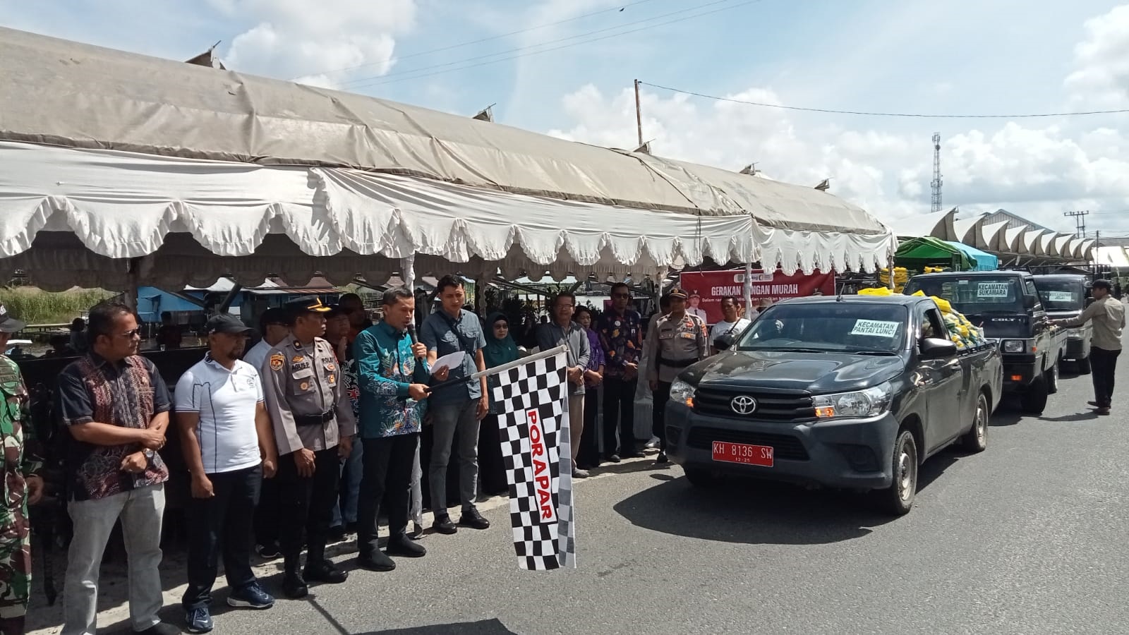 Pj Sekda Sukamara Sunardi saat melepas pendistribusian bahan pokok gerakan pangan murah ke semua kecamatan.