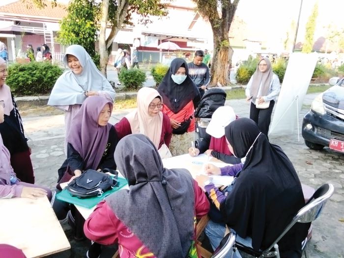 CEK KESEHATAN: Kegiatan Cek Kesehatan Gratis (CKG) digelar Dinas Kesehatan Kotawaringin Timur (Dinkes Kotim) di Taman Kota Sampit. FOTO: DINKES KOTIM/RADAR SAMPIT