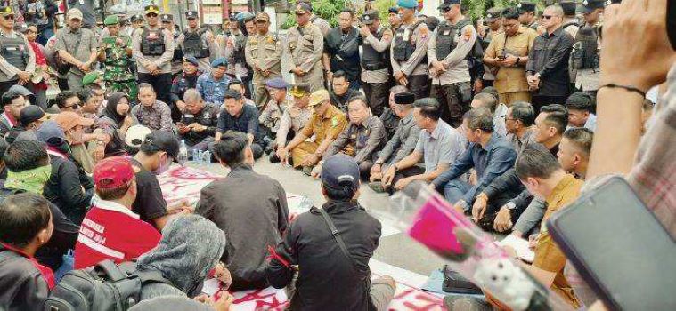 DEMO : Ketua DPRD Kotim Rimbun beserta seluruh anggota dewan duduk bersama pendemo, Senin (1/9/2025). FOTO: RADO/RADAR SAMPIT