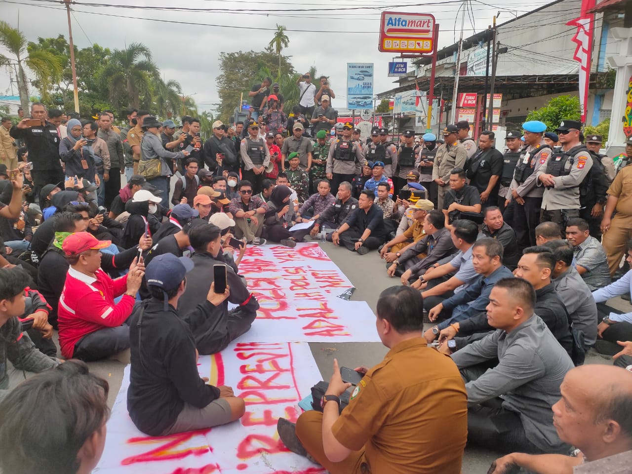 LESEHAN: Pendemo dan DPRD Kotim Duduk Bersama, 10 Tuntutan Aliansi Rakyat Kotim Bersatu Disuarakan.&nbsp;(YUNI/RADAR SAMPIT)