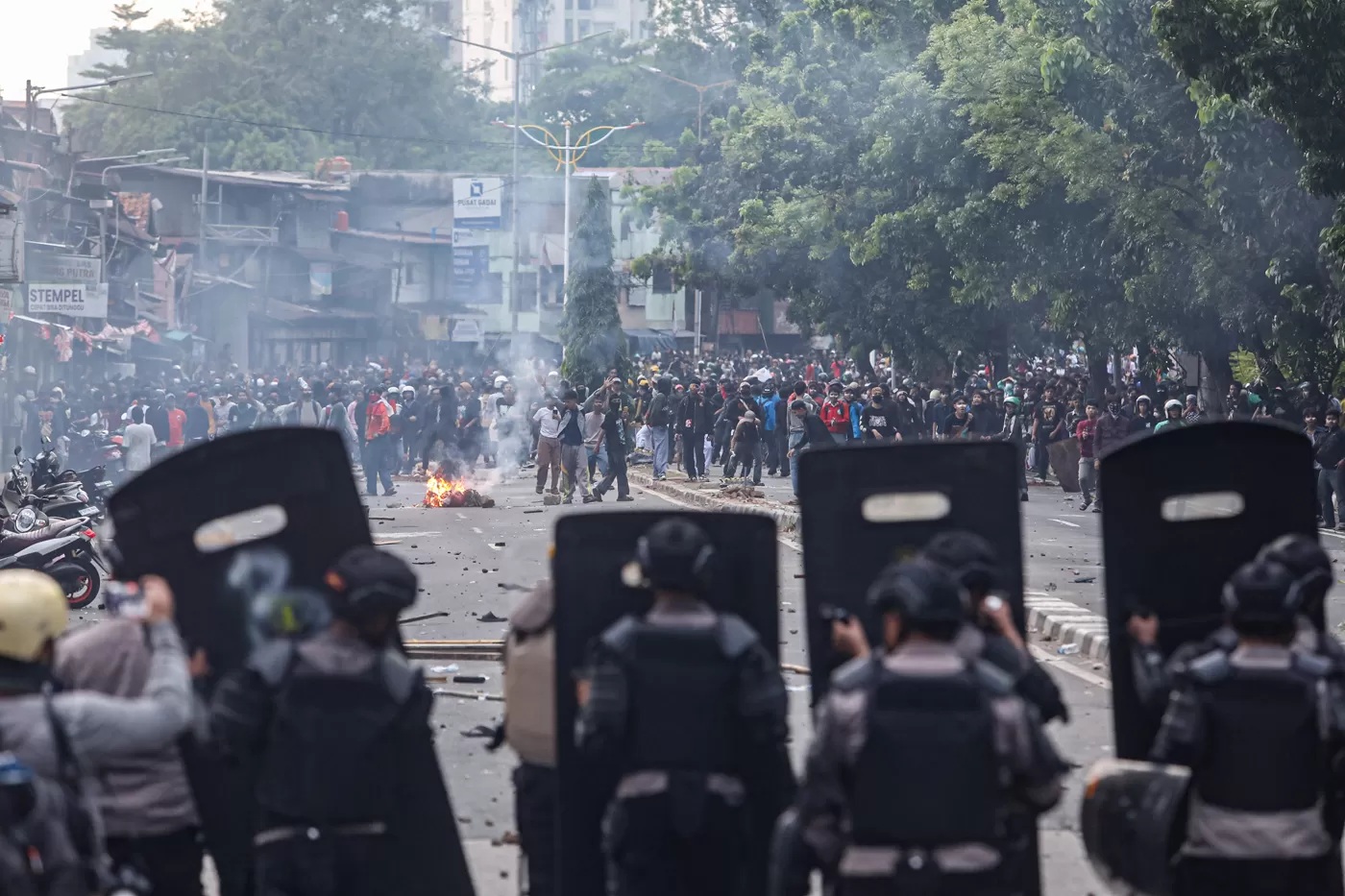 Ilustrasi aksi demonstrasi. Sejumlah pihak khawatir pemberlakuan darurat militer. (Salman Toyibi/Jawa Pos)