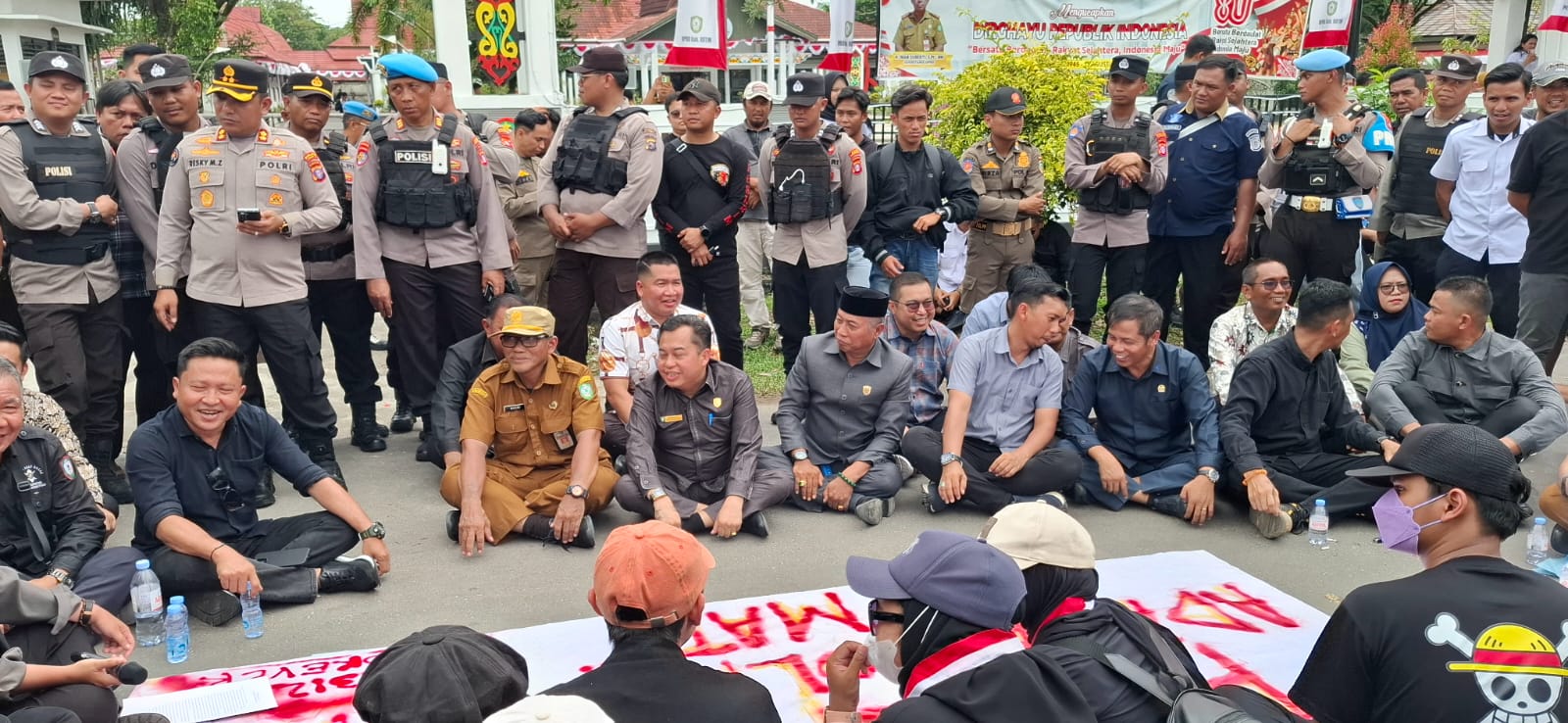 Demonstrasi di Kota Sampit, massa juga menuntut Polres Kotim menindak Kapolsek Mentaya Hulu akibat video viral beberapa waktu lalu