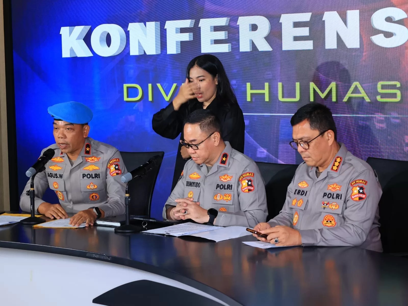 Karowabprof Divisi Propam Polri Brigjen Pol Agus Wijayanto menyampaikan perkembangan proses etik terhadap 7 personel Brimob yang menabrak dan melindas driver ojol Affan Kurniawan. (Polri)