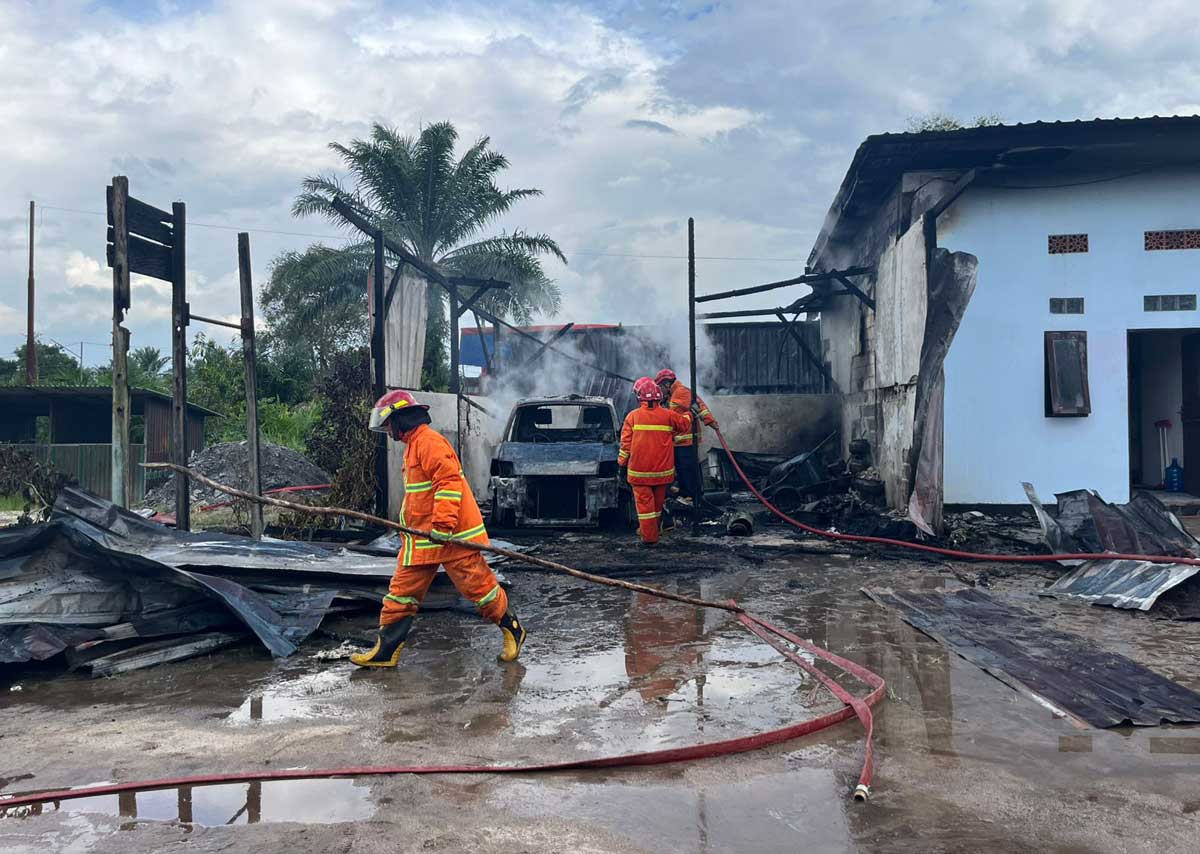 GEGER: Petugas memadamkan pikap yang tiba-tiba membara di Jalan Ir Soekarno, Sampit, Senin (1/9).