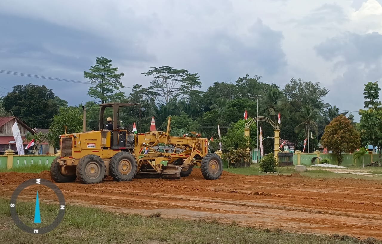 DUKUNGAN PERUSAHAAN: Alat berat dari PT GSPP saat melakukan perbaikan lapangan olahraga SDN 1 Sungai Pakit, Kecamatan Pangkalan Banteng, Kabupaten Kobar, Kalteng