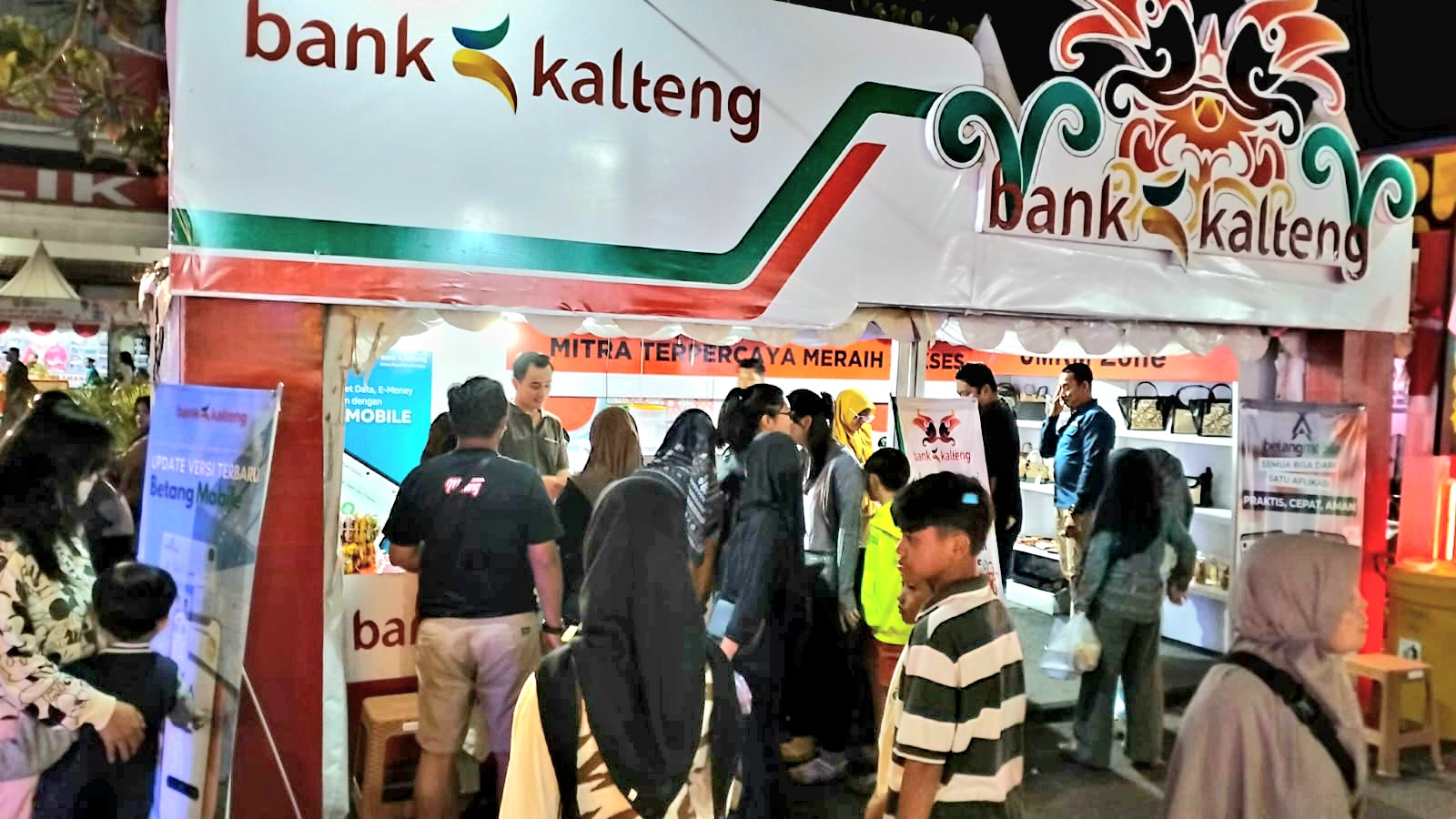 Ratusan Pengunjung kunjungi stan Bank Kalteng di Sampit Trade Expo, Stadion 29 November, Minggu (31/8).