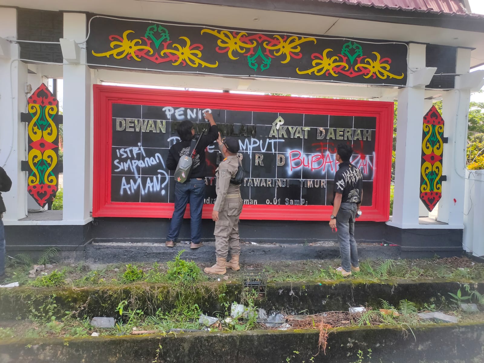 Bukan hanya di aspal, papan nama kantor DPRD Kotim juga menjadi sasaran. Tulisan-tulisan bernada protes seperti &ldquo;Penipu&rdquo; dan &ldquo;Bubarkan DPRD&rdquo; terlihat jelas menutupi plang kantor wakil rakyat tersebut.