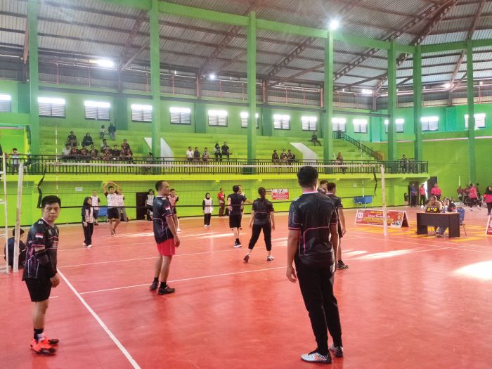 BERTANDING: Dua tim sedang bertanding di turnamen voli campuran antar SOPD dan instansi vertikal di GOR Voli Indoor Sampit, Senin (1/9/2025). YUNI/RADAR SAMPIT